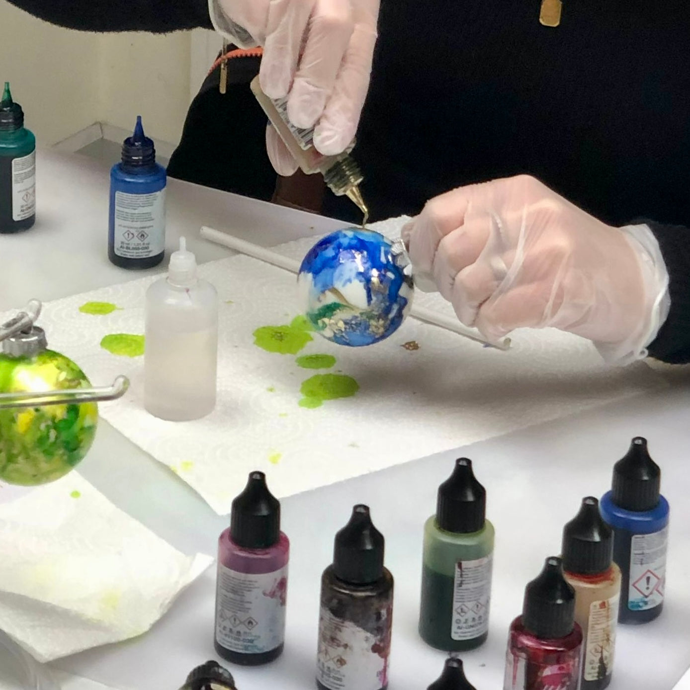 🎄 Mini-Workshop: Weihnachtskugeln gestalten mit Alcohol Inks